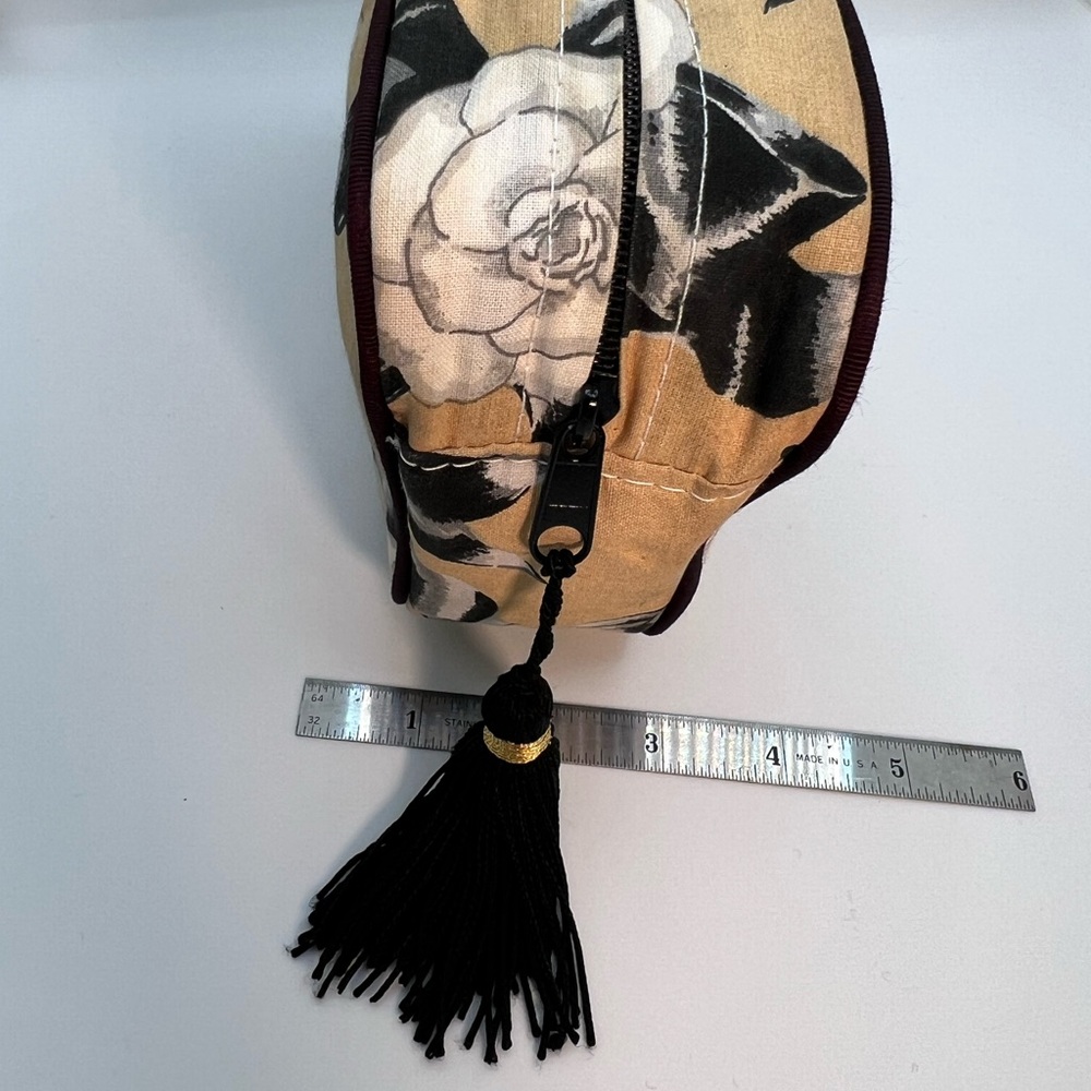 CHANEL Retro Camellia Makeup Gift-With-Purchase Bag With Tassel - Picture 9 of 14